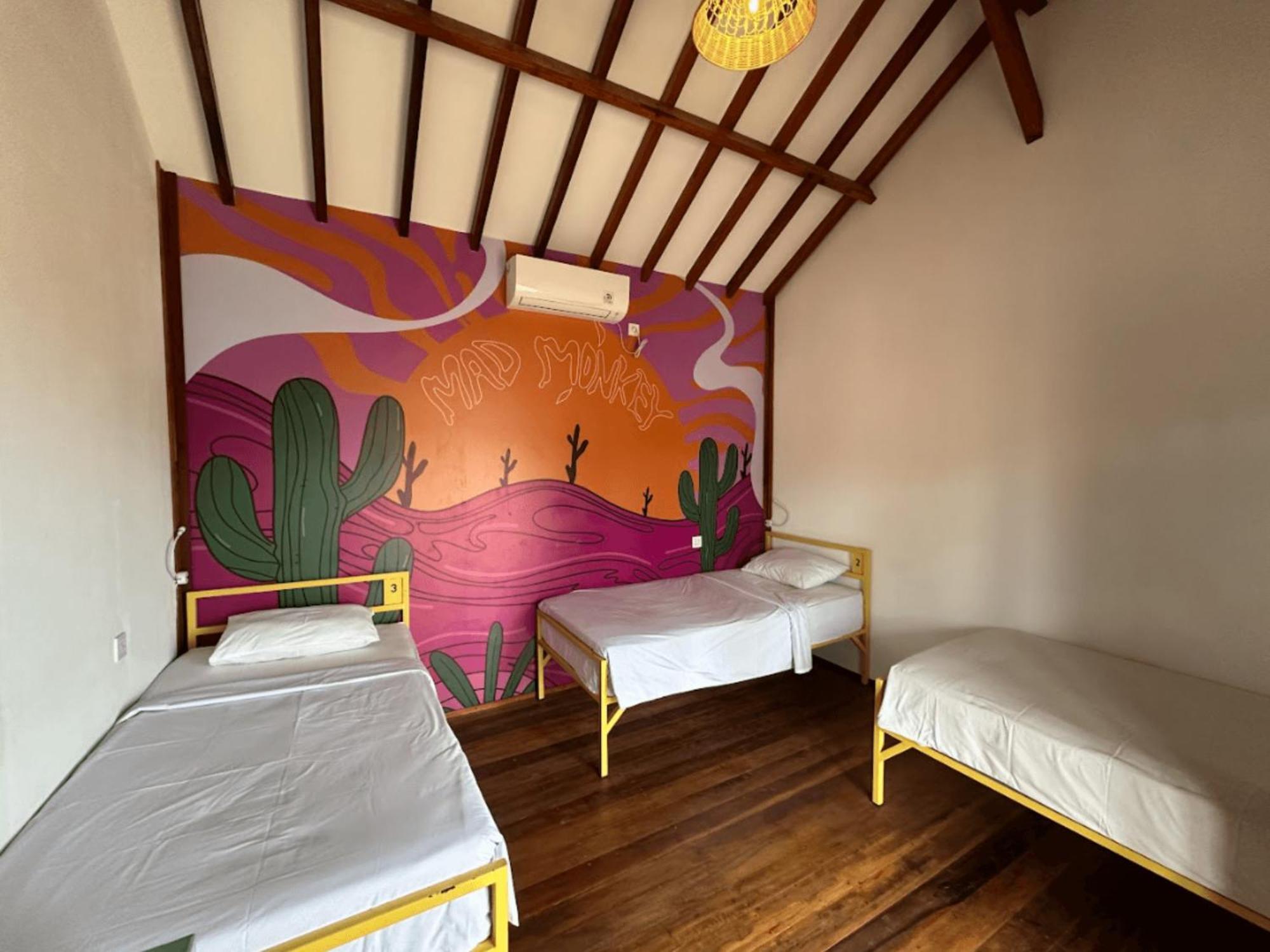 Albergue Mad Monkey Gili Trawangan Exterior foto Hostel room in Brazil