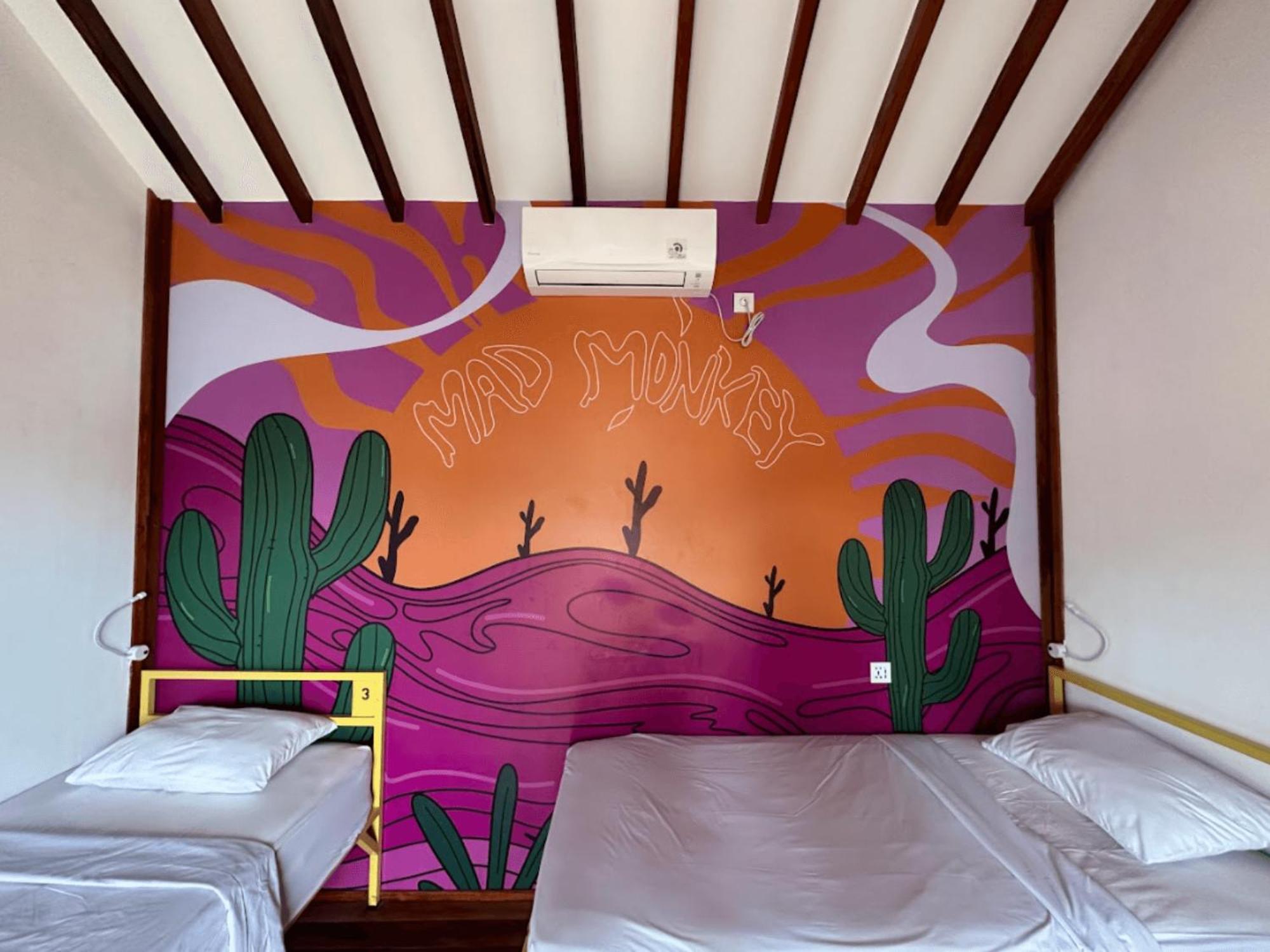 Albergue Mad Monkey Gili Trawangan Exterior foto Mural in a room at the hotel