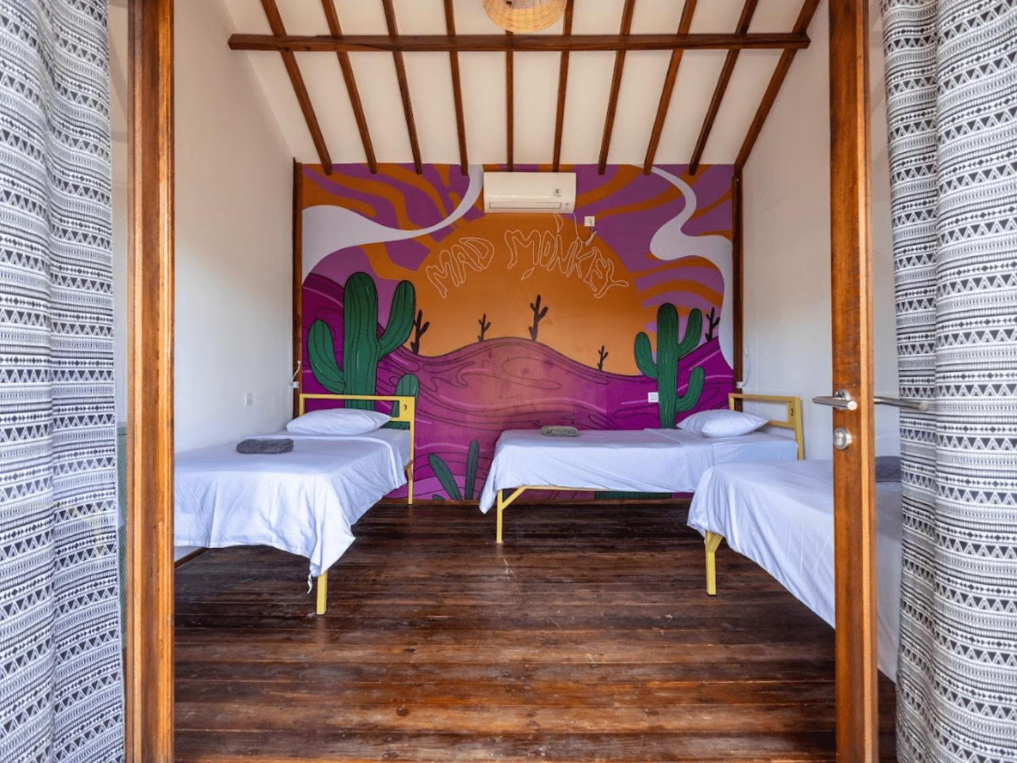 Albergue Mad Monkey Gili Trawangan Exterior foto A room at the hotel