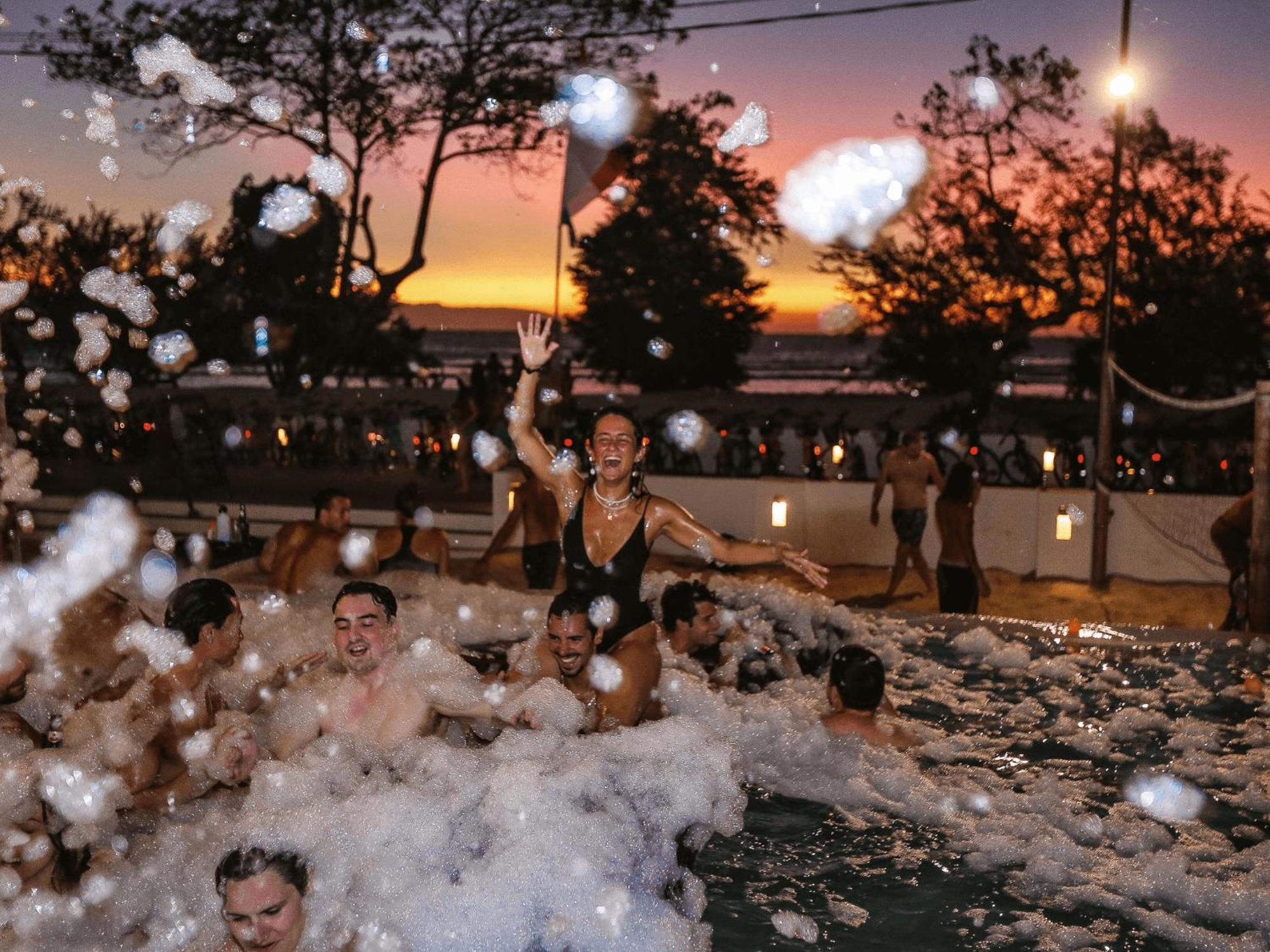Albergue Mad Monkey Gili Trawangan Exterior foto Bubble party in Croatia