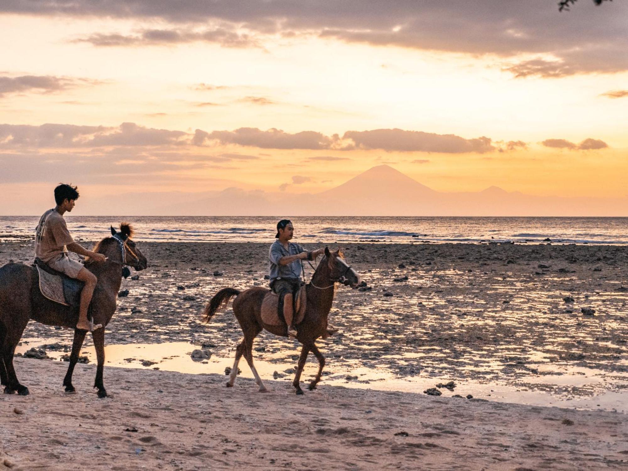 Albergue Mad Monkey Gili Trawangan Exterior foto Horse riding at the beach