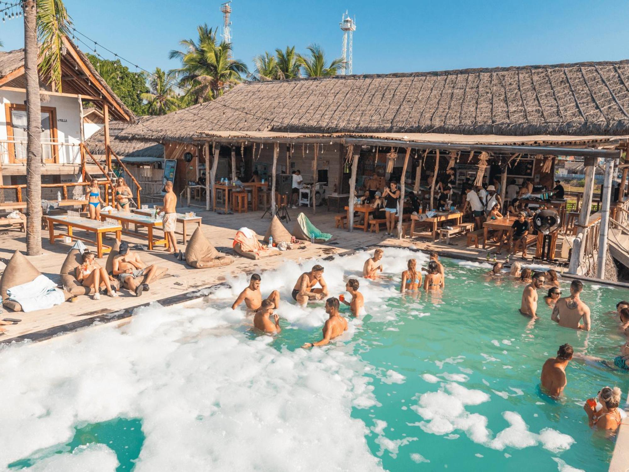Albergue Mad Monkey Gili Trawangan Exterior foto The Geyser Hot Springs