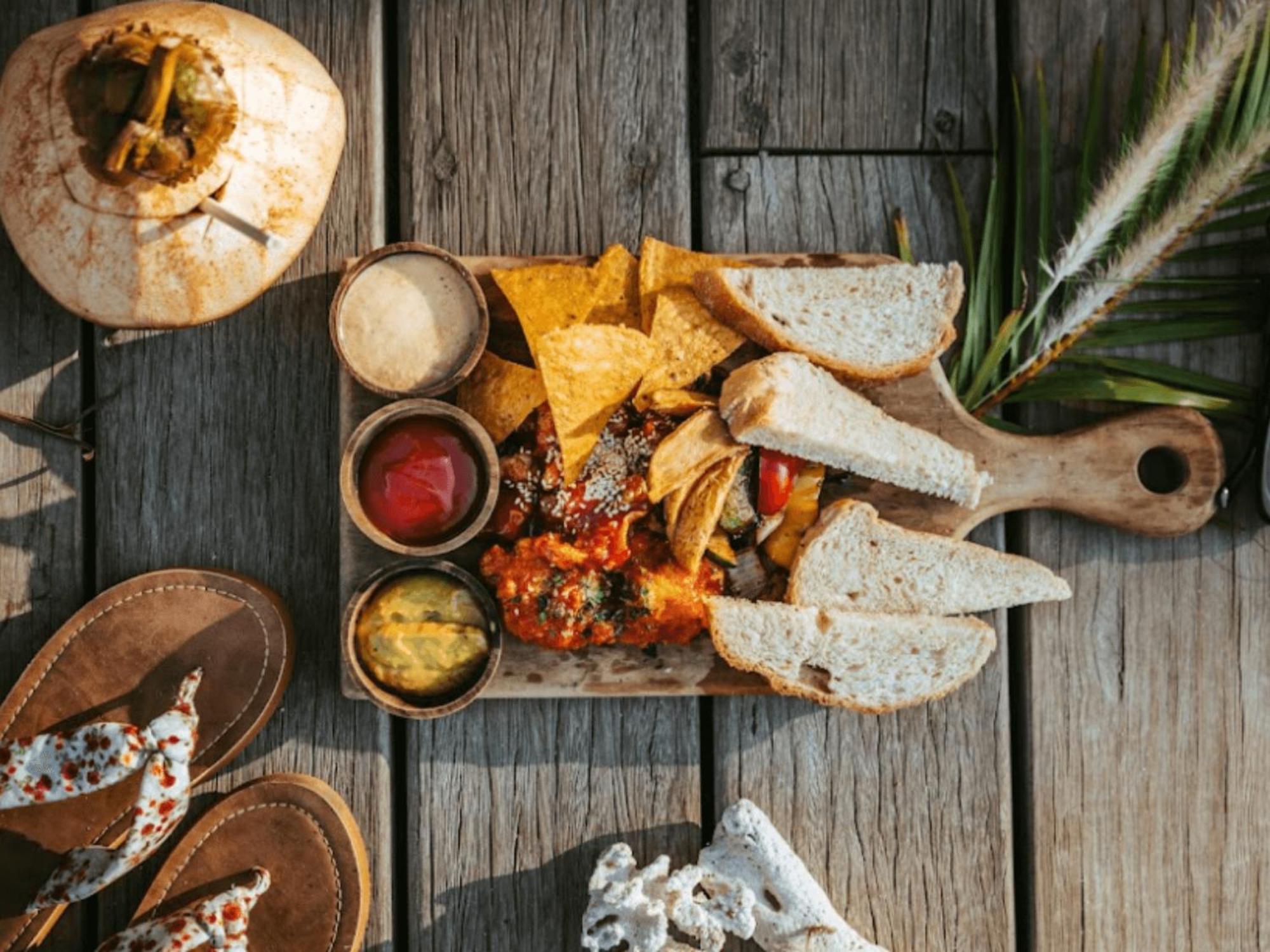 Albergue Mad Monkey Gili Trawangan Exterior foto A typical mezcal tasting plate