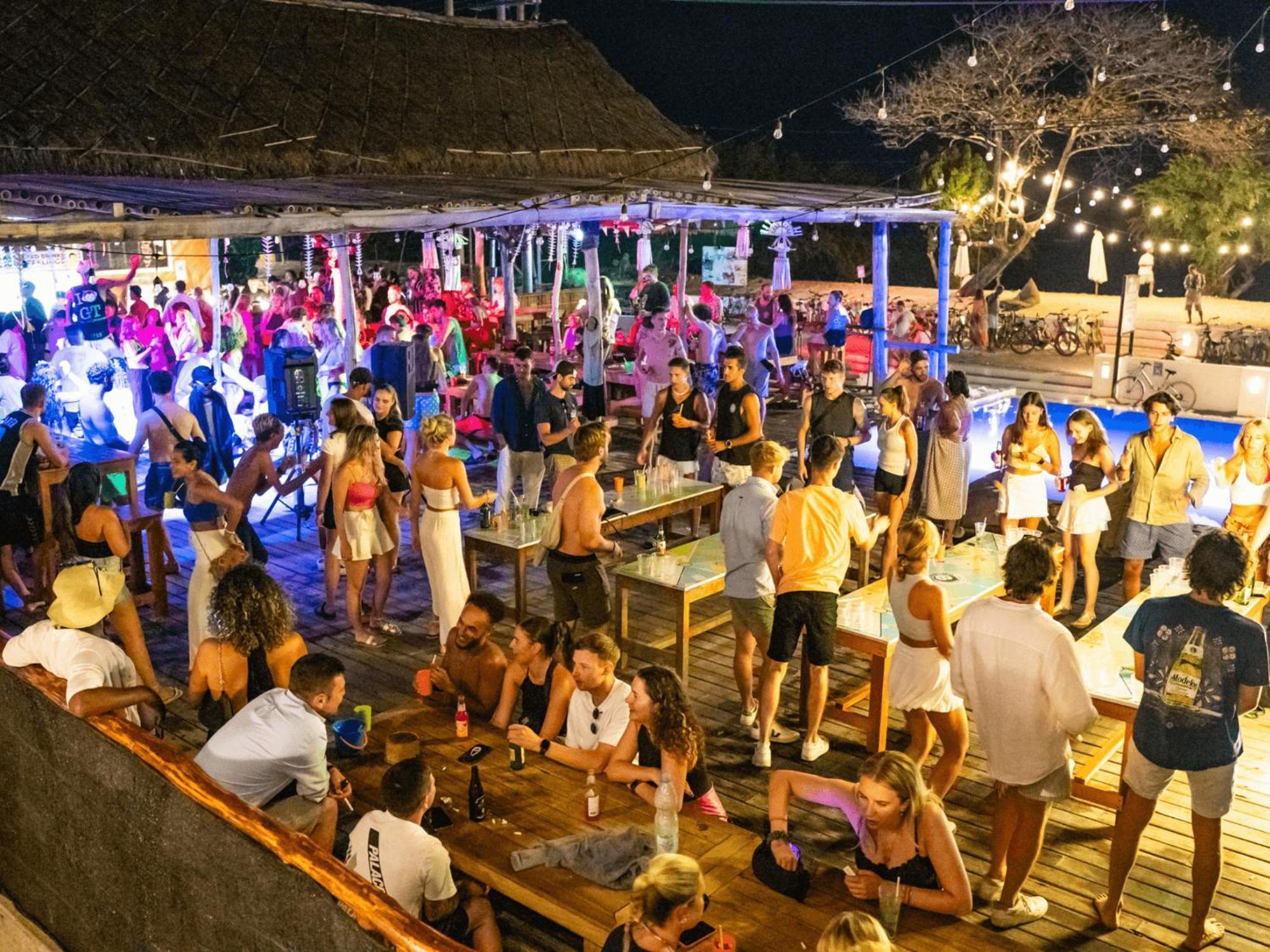 Albergue Mad Monkey Gili Trawangan Exterior foto The bar at night