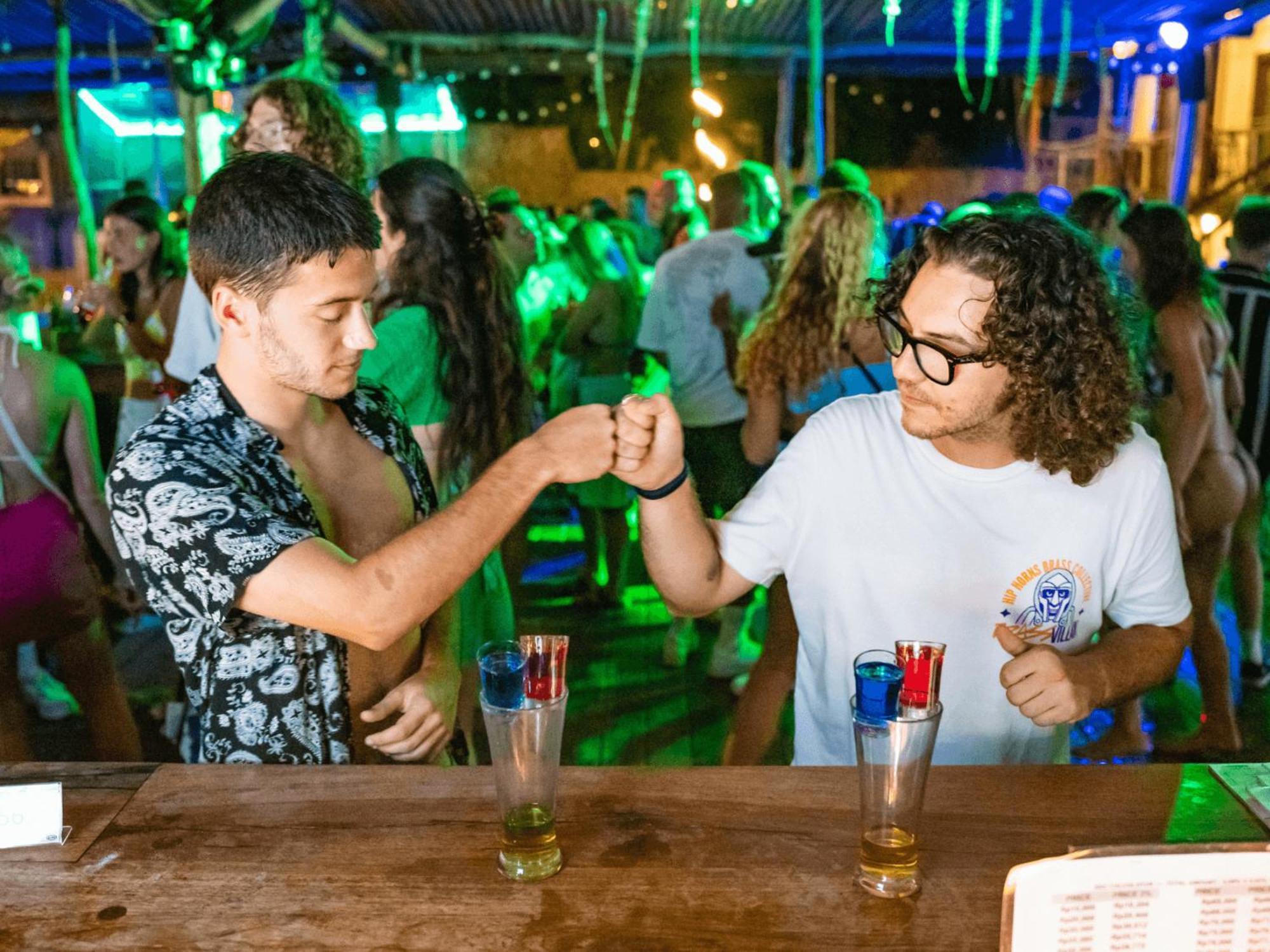 Albergue Mad Monkey Gili Trawangan Exterior foto Two men bumping fists in a nightclub