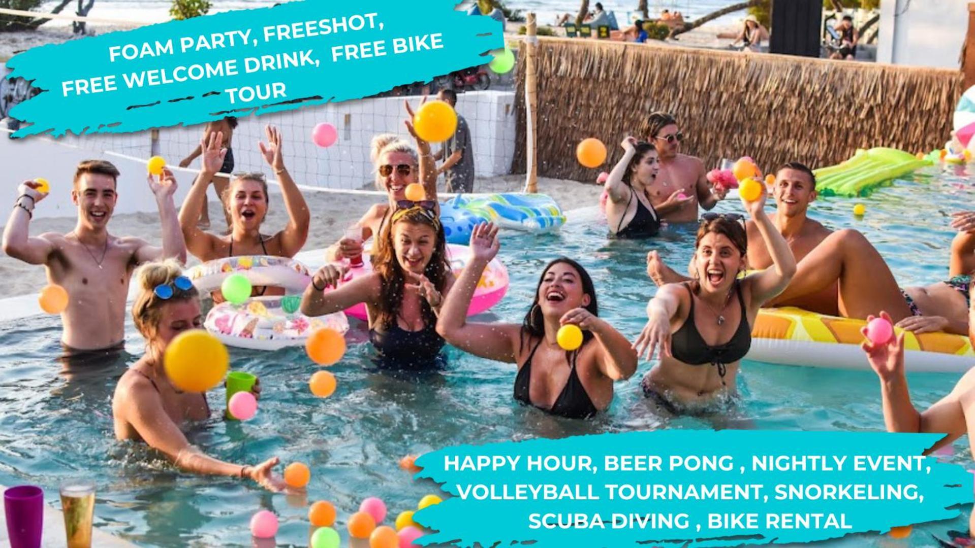 Albergue Mad Monkey Gili Trawangan Exterior foto The pool party at the resort