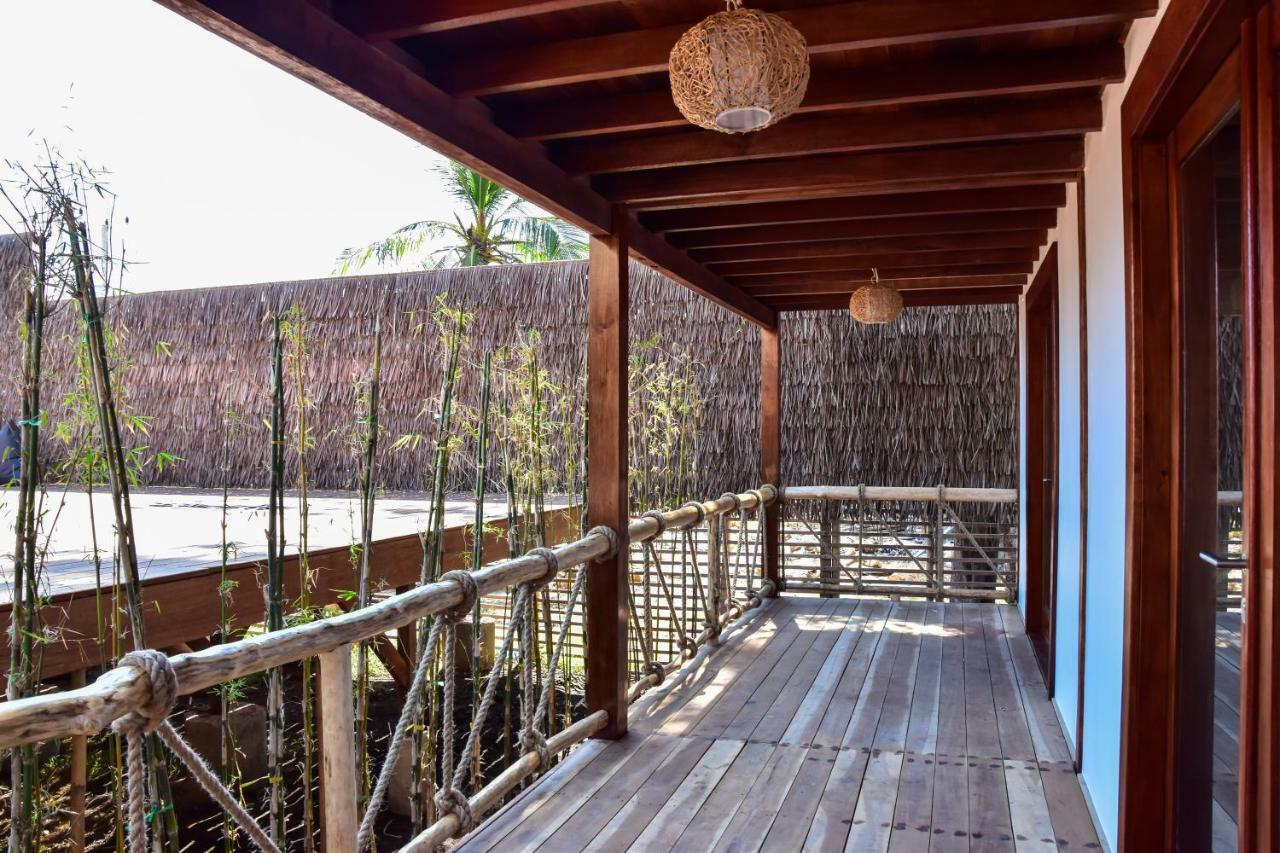 Albergue Mad Monkey Gili Trawangan Exterior foto A corridor at the hotel