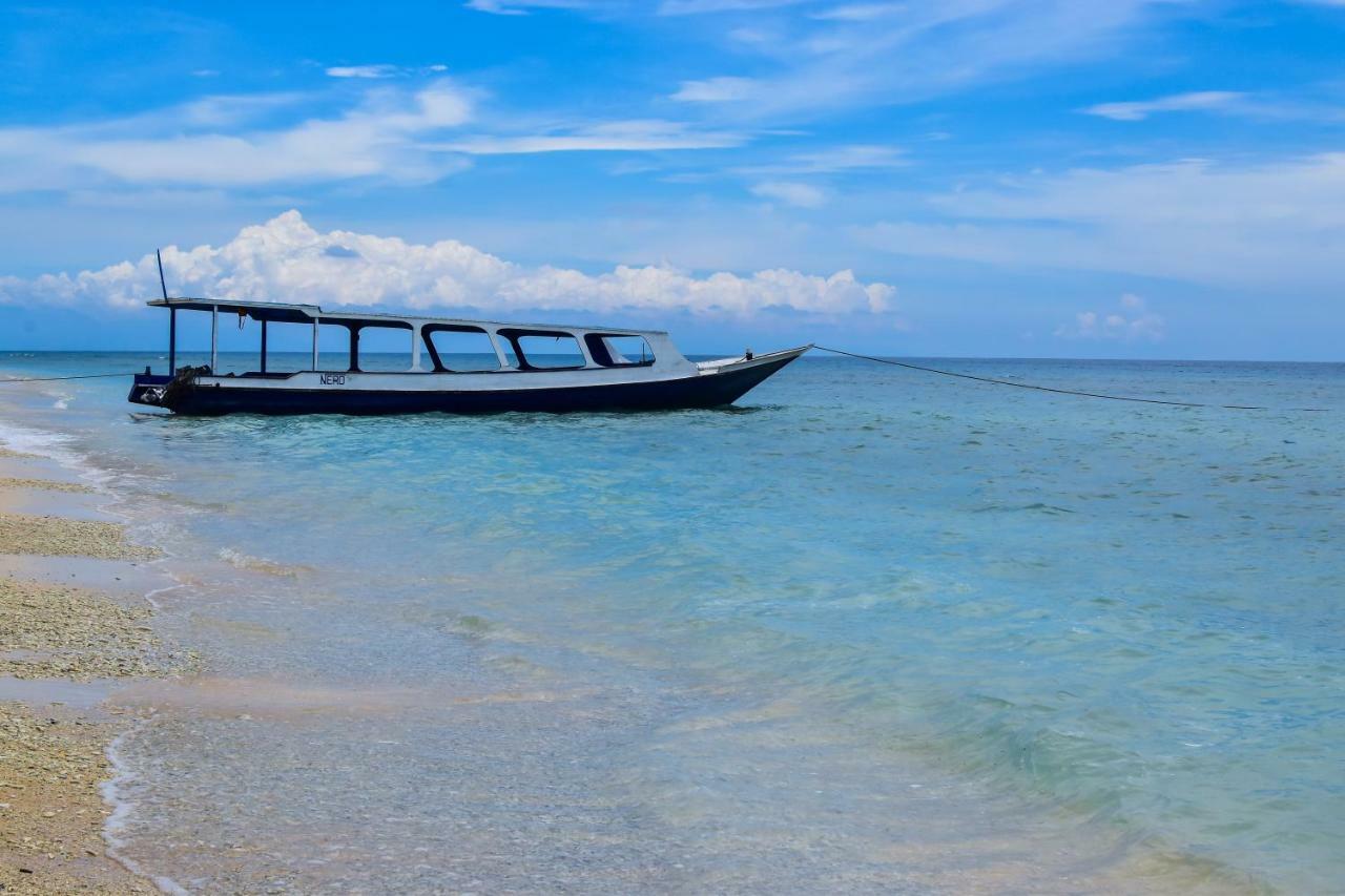 Albergue Mad Monkey Gili Trawangan Exterior foto A boat on the beach of Nusa Manado