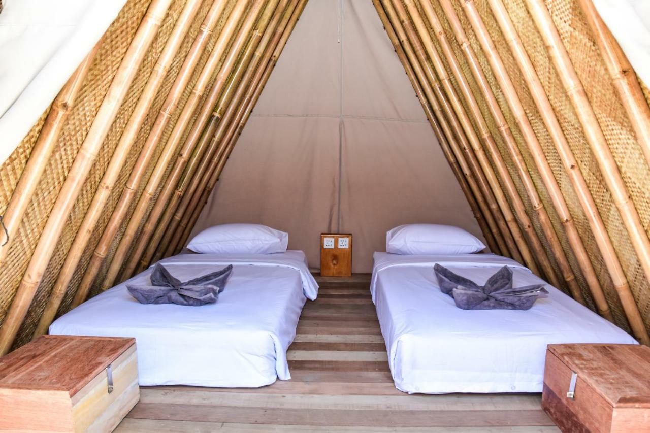 Albergue Mad Monkey Gili Trawangan Exterior foto Interior of a tent