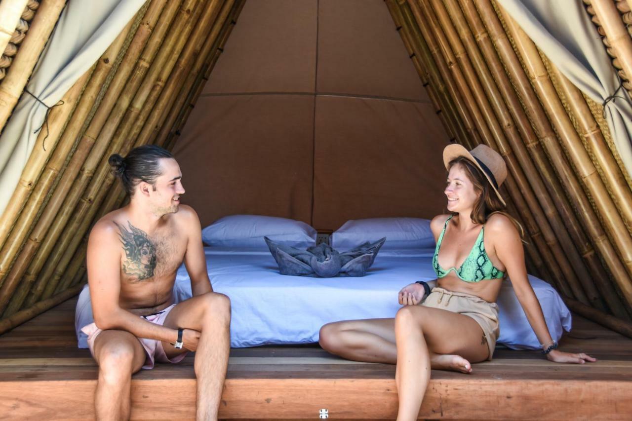 Albergue Mad Monkey Gili Trawangan Exterior foto Bamboo house