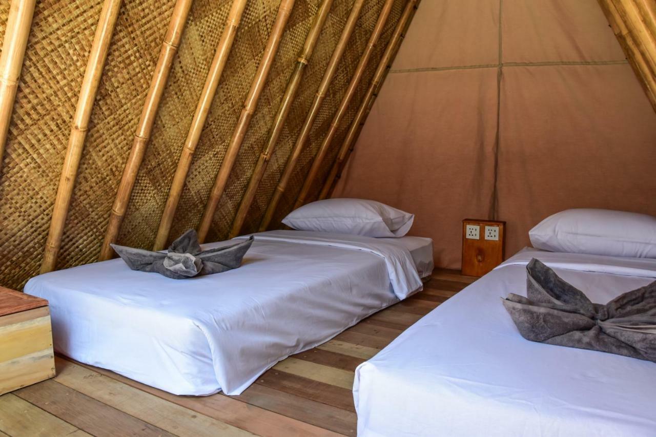 Albergue Mad Monkey Gili Trawangan Exterior foto Interior of a bamboo house