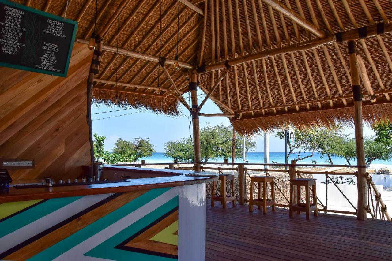 Albergue Mad Monkey Gili Trawangan Exterior foto The bar at the beach resort