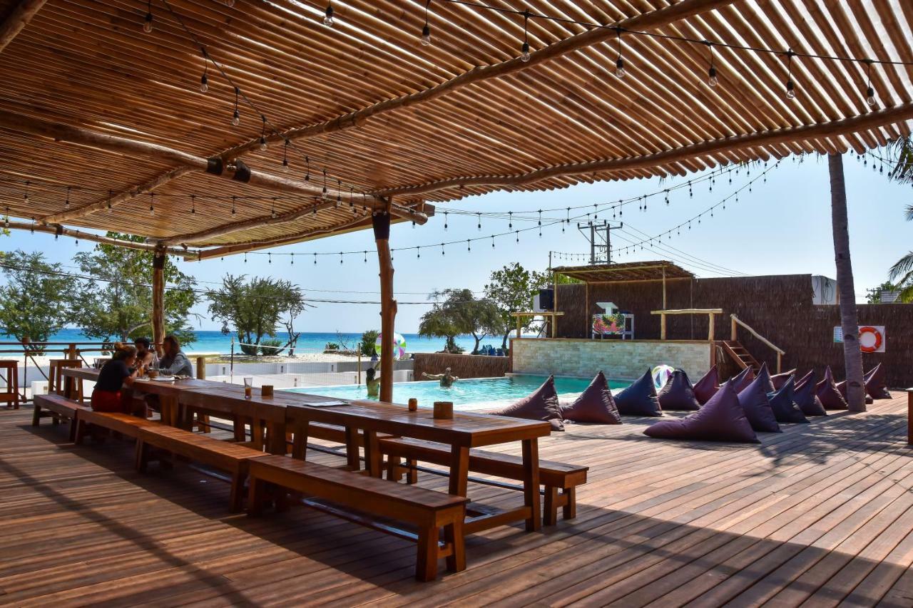 Albergue Mad Monkey Gili Trawangan Exterior foto The beach club at the resort