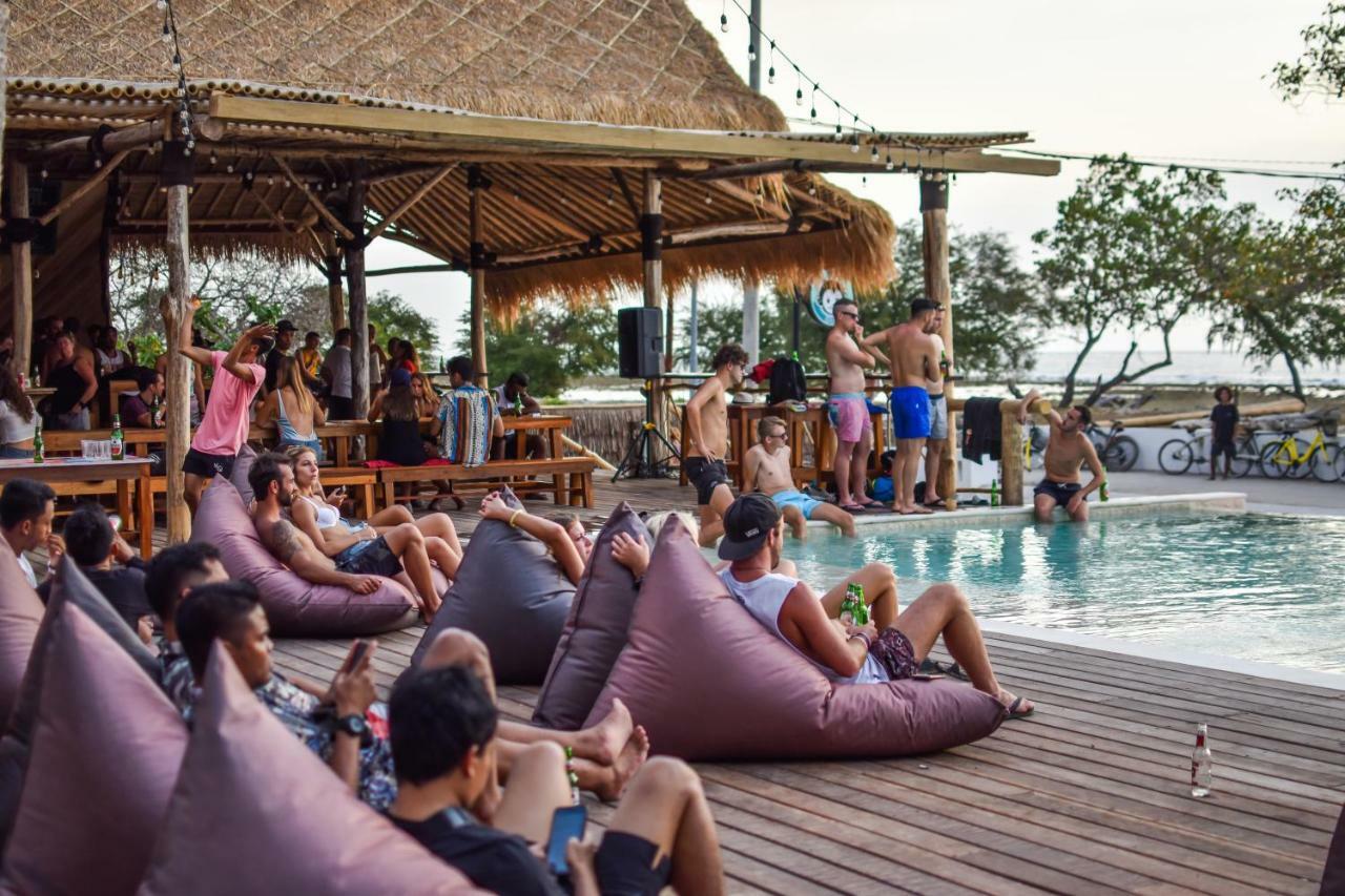 Albergue Mad Monkey Gili Trawangan Exterior foto The Deck at 805